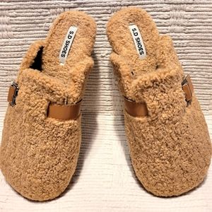 S.D Shoes Beige Fuzzy Slides Mules Clogs Size 8.5